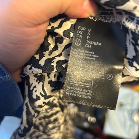 NWT H&M ABSTRACT PUFF SLEEVE BLOUSE - Picture 4 of 4